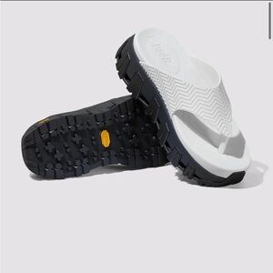 P448 sandals size 42 New with tags off white flip flop type shoe